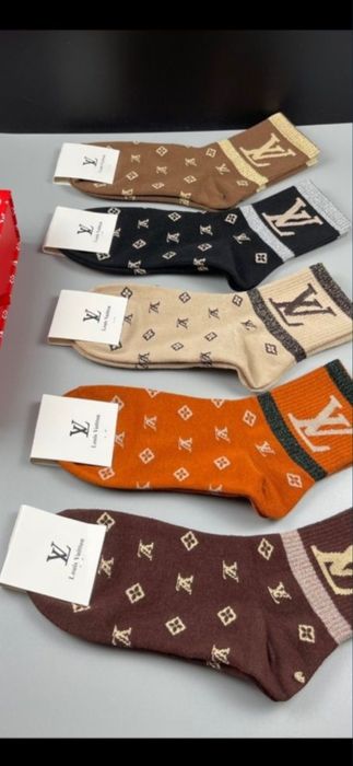 Șosete Louis Vuitton model 2026, prețul este ptr o pereche