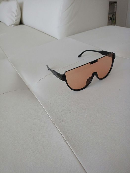 Vând ochelari de soare fashion produs de calitate superioara.