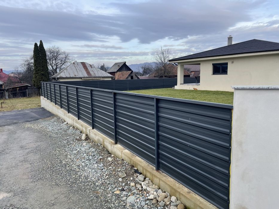 Garduri si porti din sipca metalica, panouri stil jaluzele, tabla cutata, plasa bordurata si alte modele