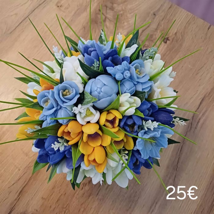 Стилни букети и кашпи аранжирани с ароматни цветя от соев восък