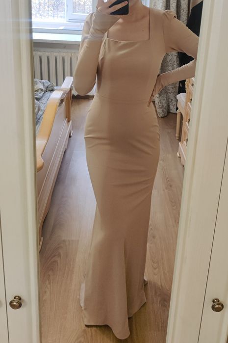 Платье бежевое M 44