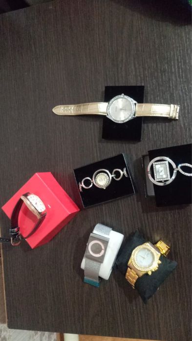Продам женские новые часы