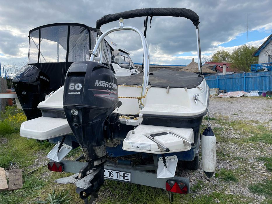 Ambarcatiune Bayliner Element E16 cu peridoc