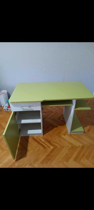 Офис бюро в бяло и зелено океан