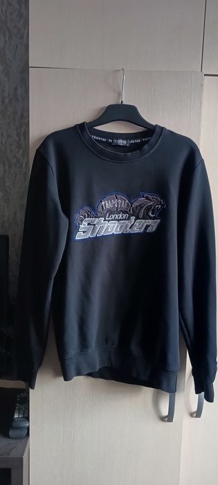 Продавам стари дрехи които не нося