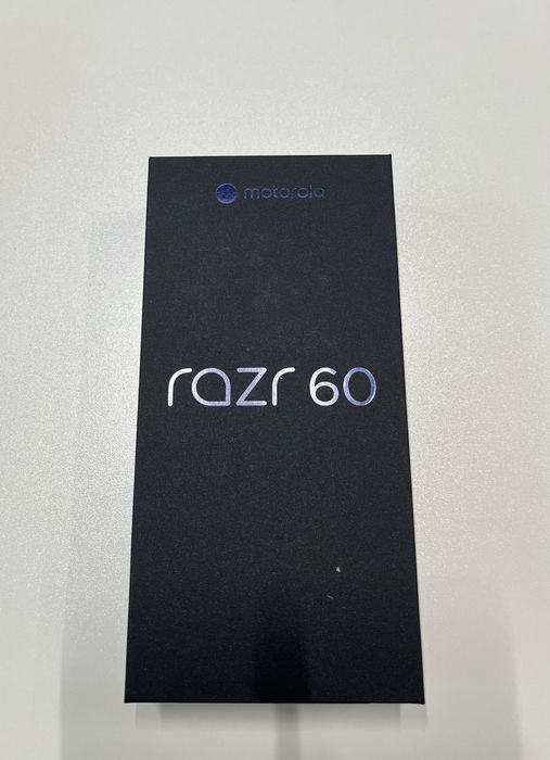 НОВ НЕРАЗОПАКОВАН motorola razr 60 8 Gb/256 Gb