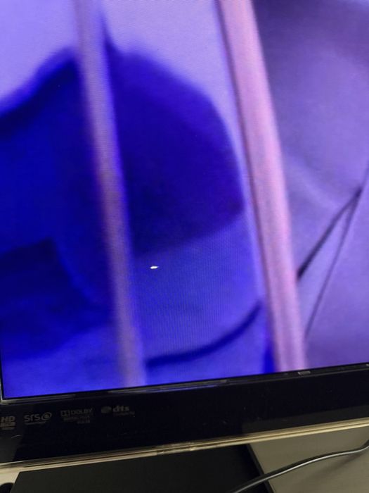 Vând canapea 2 locuri tip recliner, TV Samsung 40” Full HD și măsuță TV neagră.