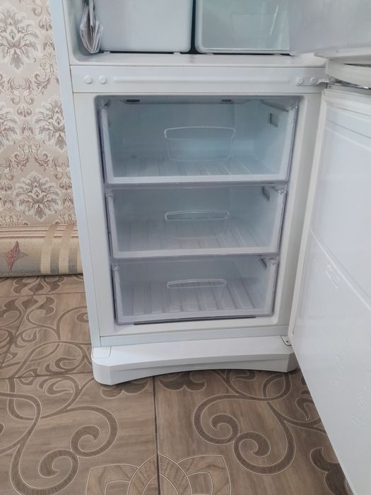 Продам холодильник Индезит б/у без мотора