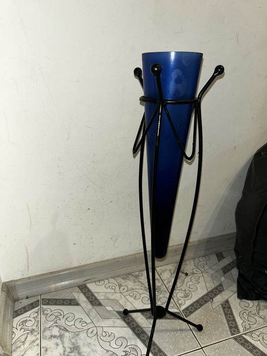 Декоративна подова ваза със стойка – модерен дизайн