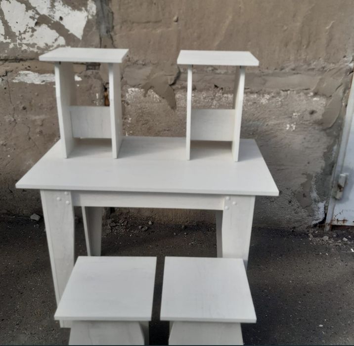 Продам кухонный стол с табуретками