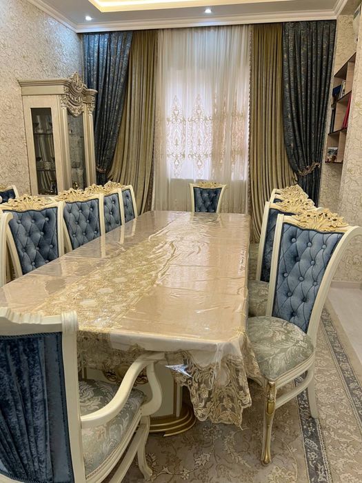 Стол и 10 стульев