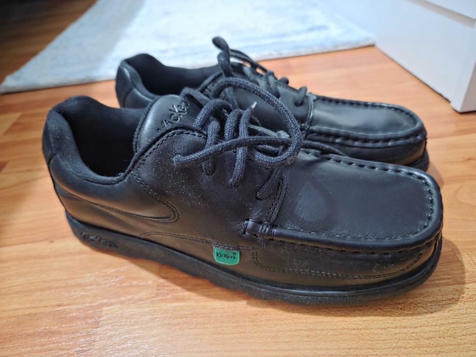 Vând adidași eleganți Kickers