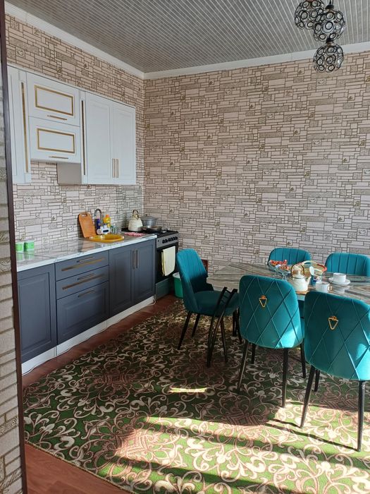 Жігіттер жыныс мүшелерінің мастурбациясын көрсетеді