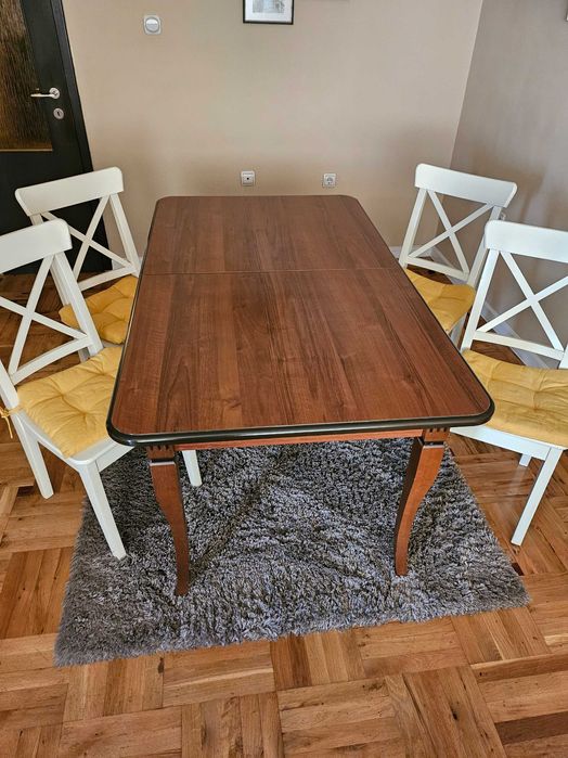 Трапезна маса със столове