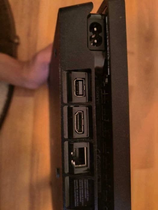Consolă PlayStation 4 (PS4) 1TB + 2 Controllere + 2 Jocuri – Stare buna!