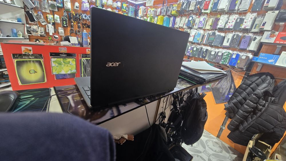 Notebook sotiladi Acer