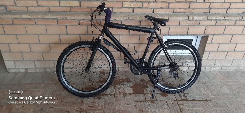 Велосипед 28 размер перекрашен на черный.