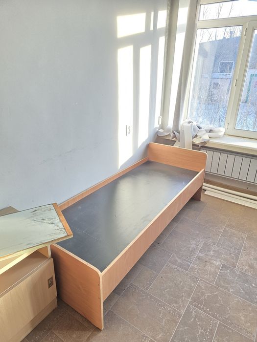 Продам кровать , тумбы, шкафы