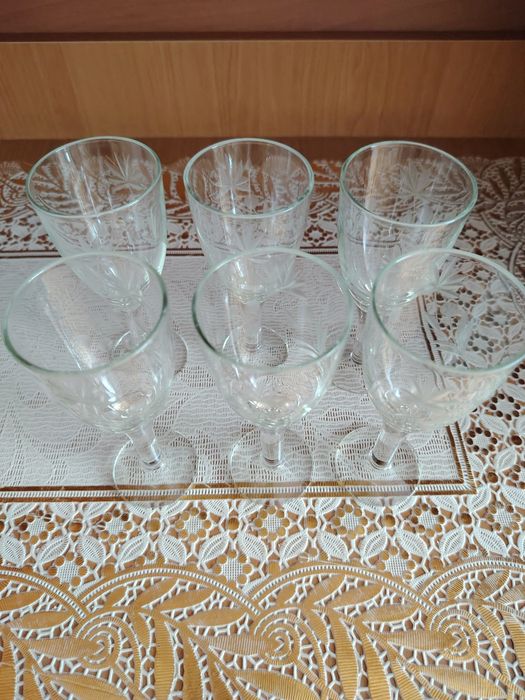 Продам рюмки на ножках.
