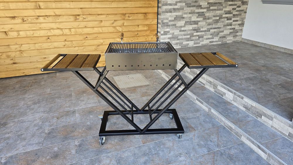 Gratar din fier cu inserții de lemn