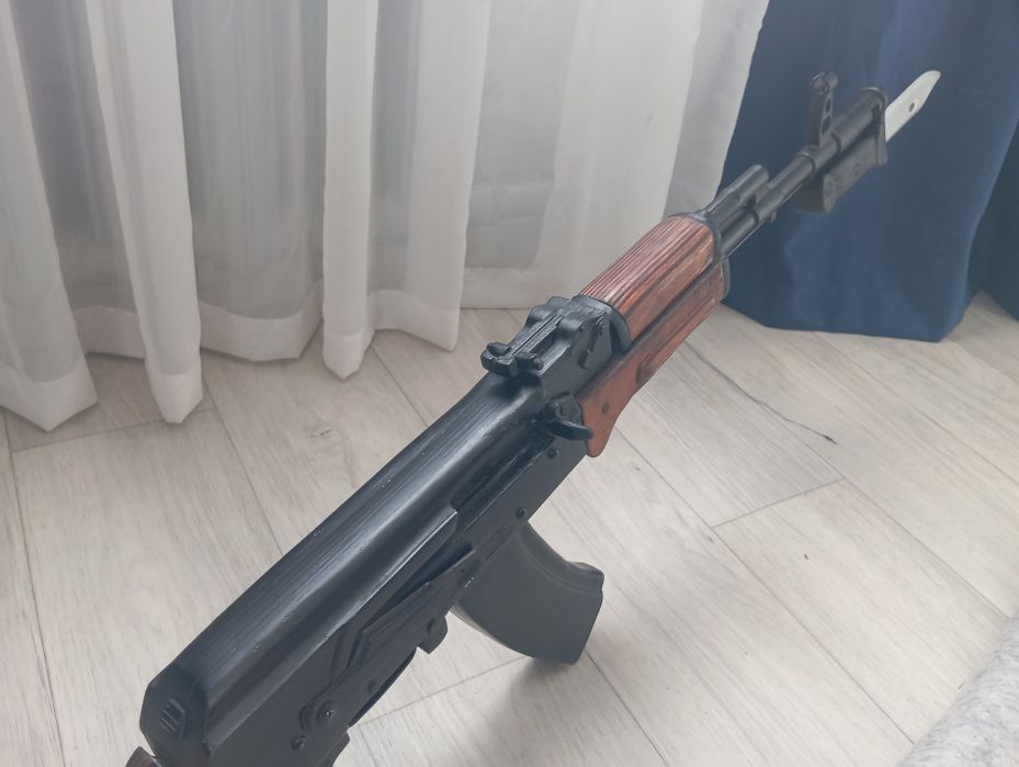 Продам игрушечный АК-74 из дерева