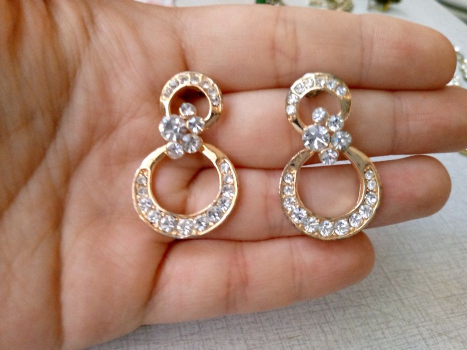 komplekt bijuteriya sotiladi