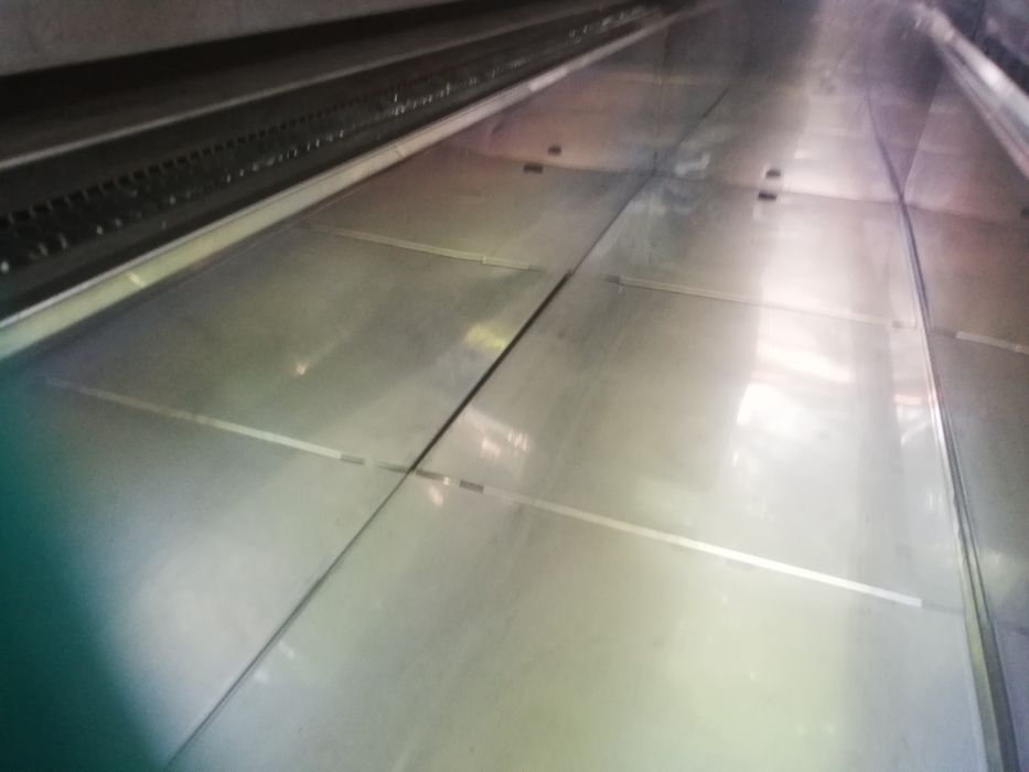 Сладоледена витрина