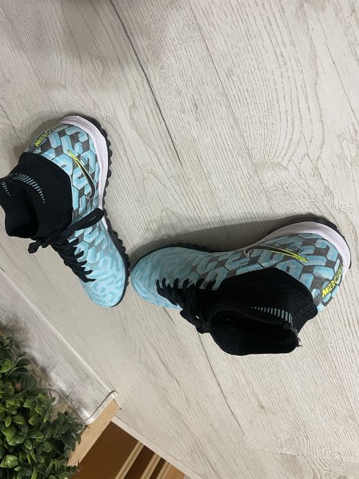 Продам кроссовки-сороконожек(новые) 38размер