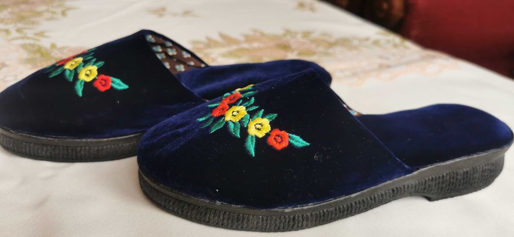 Чехлички, пантофи от синьо кадифе
