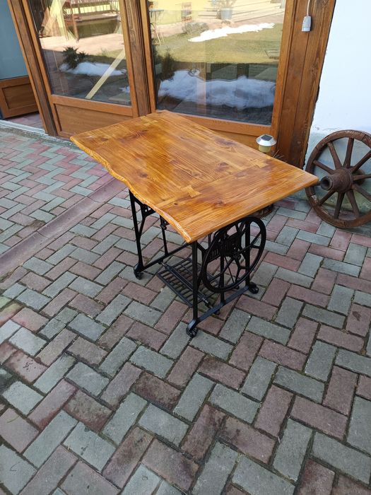 Masa sau birou din mașină de cusut