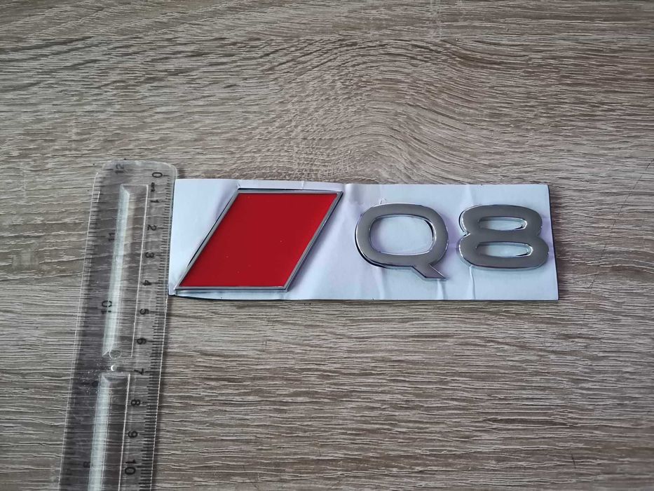 сребриста емблема Audi Q8 нов стил