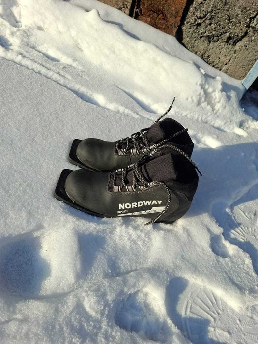 Продам лыжи с ботинками