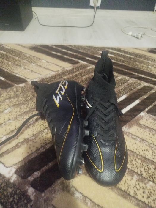 Ghete de fotbal nepurtate 42.