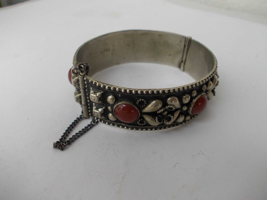 Bratara veche din alpacca cu pietre carneol