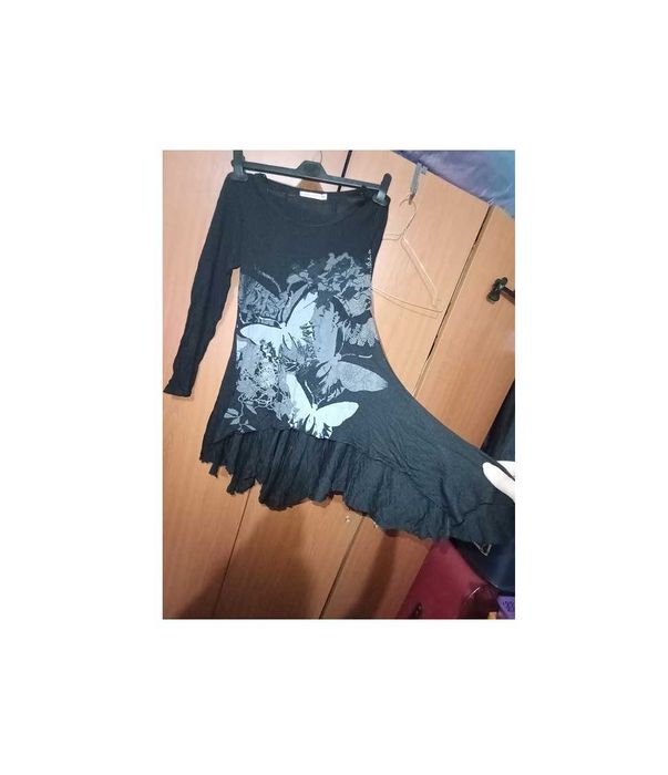 Tunica neagra cu trena si imprimeu cauciucat gri frumoasa ,moderna, UK