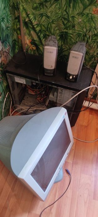 Компьютер с клавиатурой и колонками