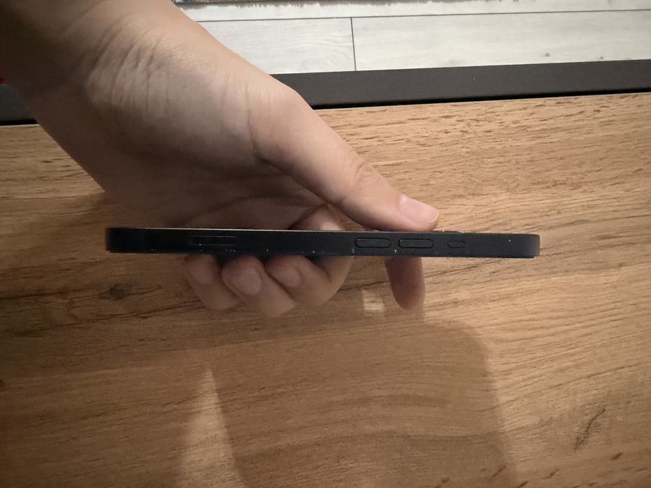 продам айфон 13.