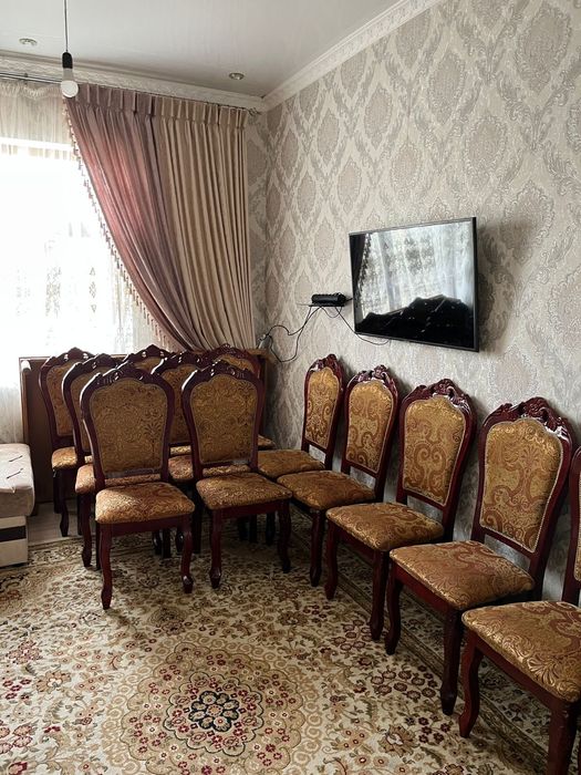 Стол и 18 стулья  100.000