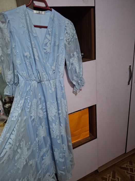 Продам платье   и юбки разные