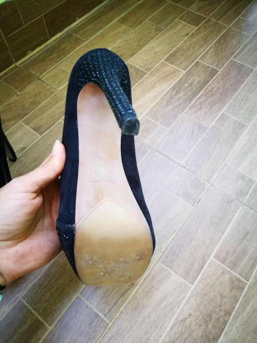 Обувки с черни камъни на ток Stradivarius