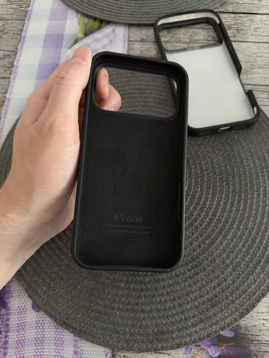 Vând 2 huse iphone 17 pro max