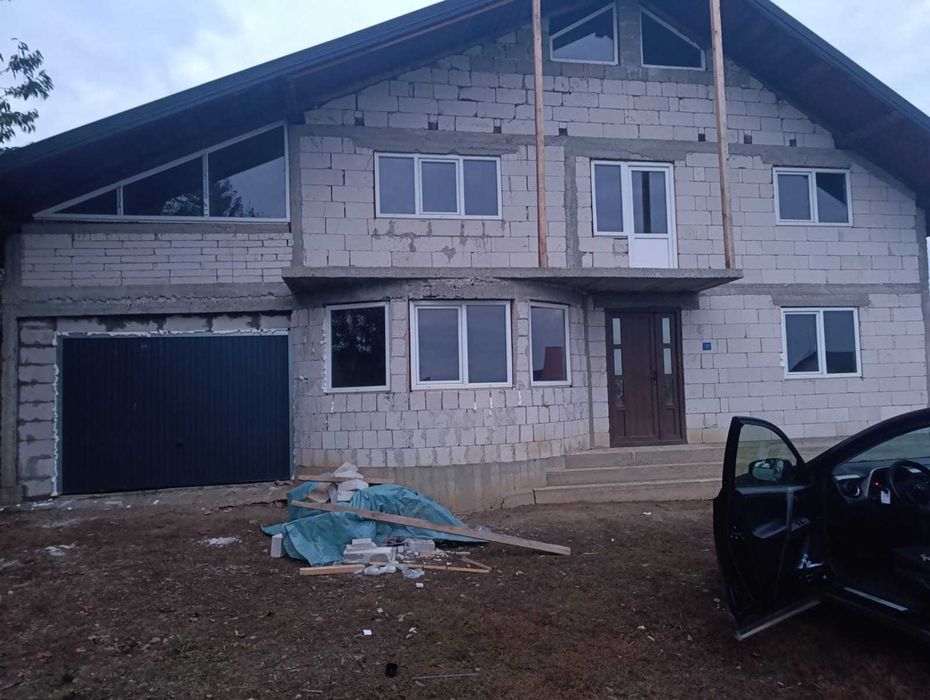 vind    urgent  vila cu  masarda  in sat  MIHOVENI  jud SUCEAVA