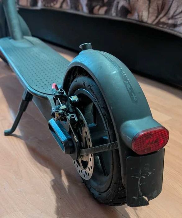 Trotinetă Electrică Xiaomi Scooter 4 – Stare Excelentă (Legală 25 km/h)