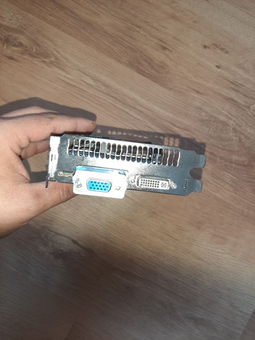 Placa video gigabyte 560ti  de 1ram ddr5