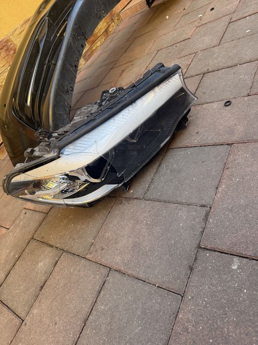 Vand bara fata bmw seria 5 g30/31 si far dreapta 500 bara 700 farul