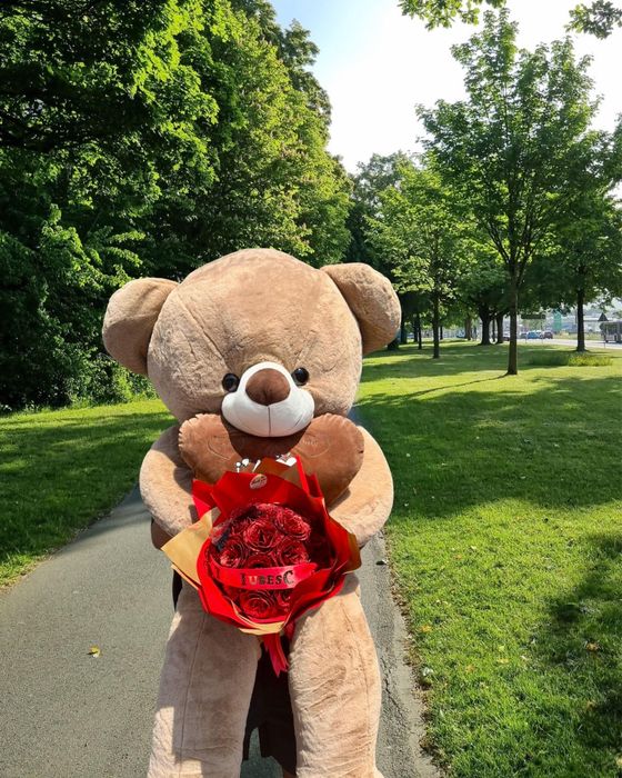Ursuleț de Pluș Gigant cu Buchet Personalizat – Cadoul Perfect