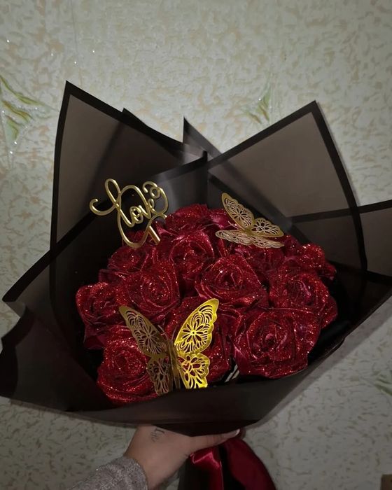 Блестящ букет от 15бр сатенени рози