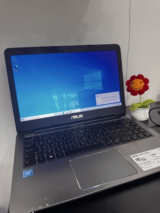Vând laptop ASUS VivoBook E403SA