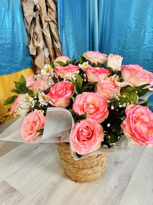 Розовые розы в корзине