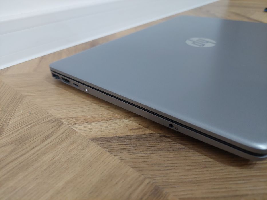 15.6" като нов лаптоп HP 250 G8 8GB RAM  256GB SSD Core i5-1135G7